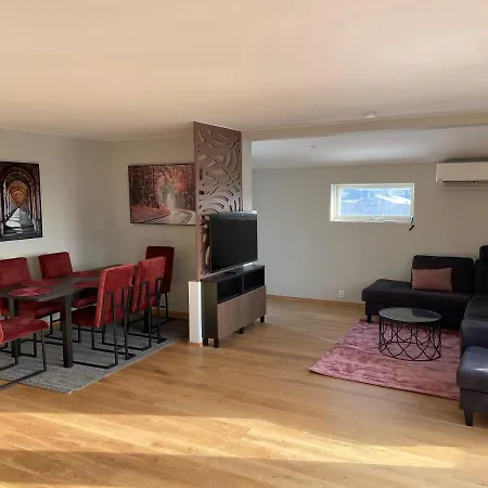 Lovely House On 1 Flat With 2 Terraces