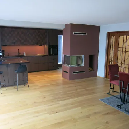 Lovely House On 1 Flat With 2 Terraces *